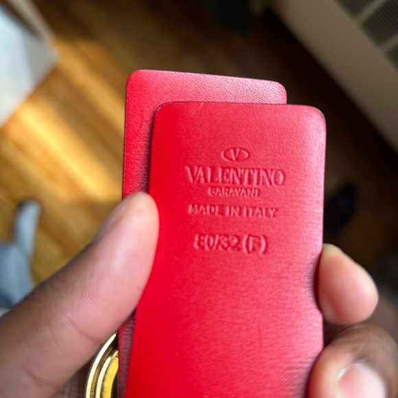 Designer Valentino Garavani Reversible (Red/ Black) Belt - Picture 3 of 7